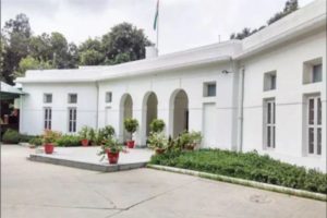 Government allot Bangla issue Gandhi family Priyanka Gandhi versus Modi government