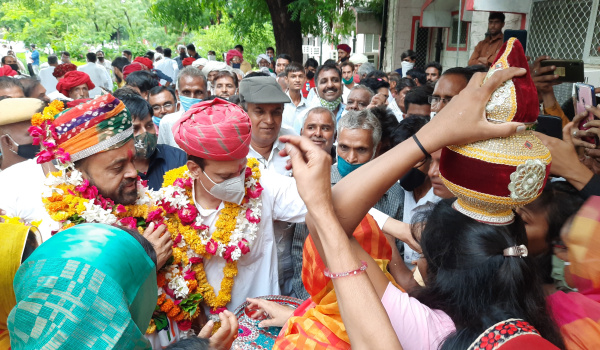 सिरोही में नीरज डाँगी का स्वागत करते लोढ़ा समर्थक।