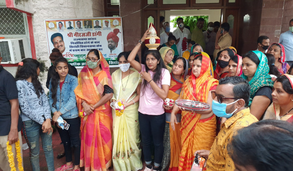 सिरोही में राज्यसभा सांसद नीरज डाँगी के स्वागत में खड़ी महिला कांग्रेस अध्यक्ष और सदस्य।
