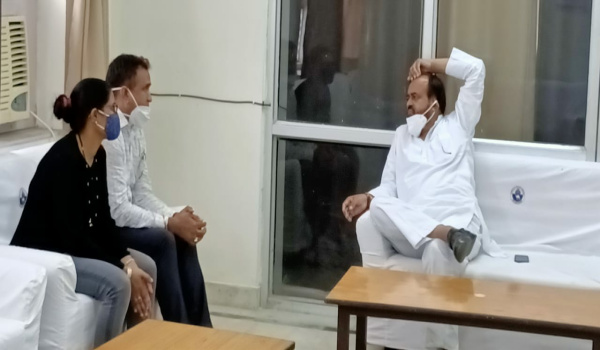 आबूरोड प्रकरण में जांच के सम्बंध में सिरोही सर्किट हाउस में आबूरोड थानाधिकारी से चर्चा करते सिरोही विधायक संयम लोढ़ा।