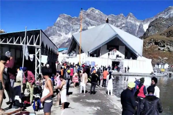 the holy shrine of the Sikhs Hemkund Sahib closed for winter