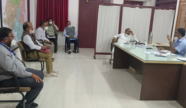 सिरोही में RUDIP की बैठक में उपस्थित अधिकारी एवं विधायक।