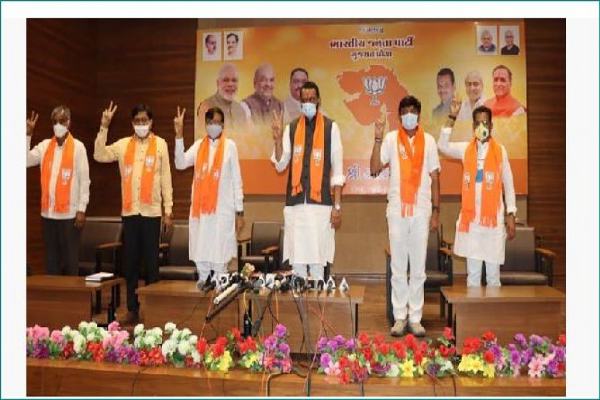 Eight newly elected BJP MLAs take oath of office in Gujarat