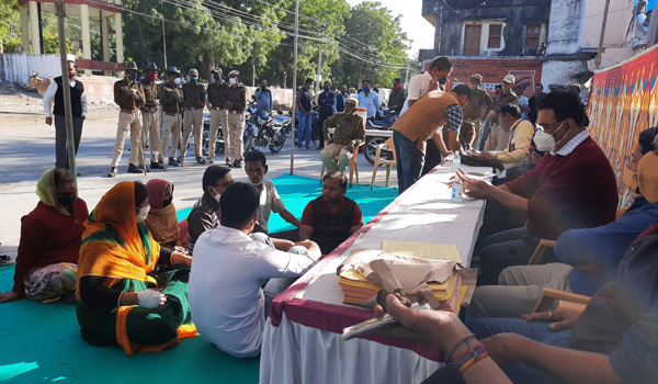 सिरोही में रामझरोखा मैदान पर सेवाभारती को निरस्त भूखण्ड की निलामी के दौरान धरने पर बैठे भाजपा पार्षद और तैनात पुलिसकर्मी।