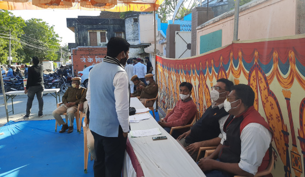 सिरोही में नगर परिषद द्वारा भूखंड नीलामी के दौरान बोली लगाते लोग।