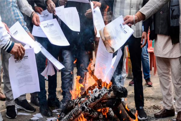 Farmers burn copies of agricultural reform laws