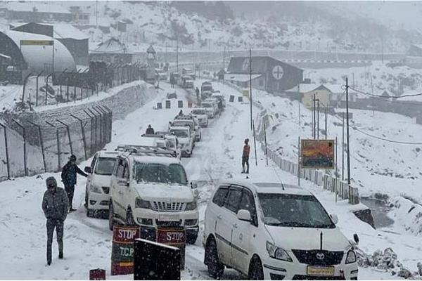 Indian soldiers rescue 447 tourists stranded in Nathula