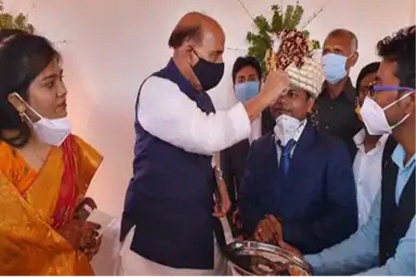 Union Defense Minister Rajnath Singh blessed adopted son on marriage in Ghazipur