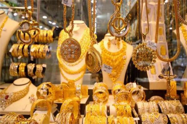 Gold in MCX futures market expensive by Rs 375