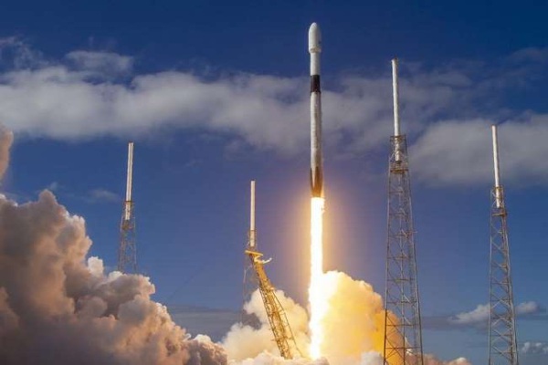 SpaceX launches 60 Starlink satellites simultaneously