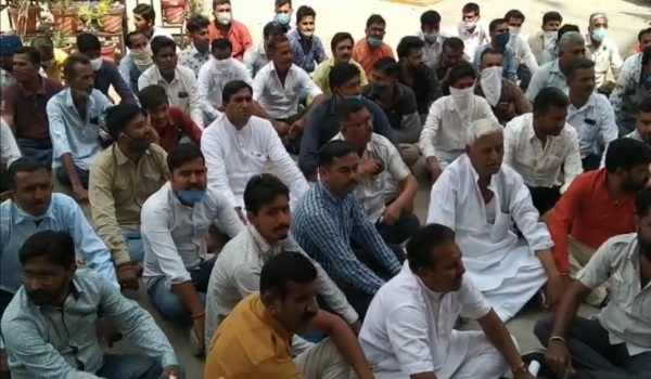 सिरोही कांग्रेस सभापति के खिलाफ विरोध जताते जिले भर से एकत्रित लोग।