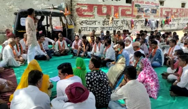 सिरोही में भाजपा के धरने को संबोधित करते जिलाध्यक्ष नारायण पुरोहित।