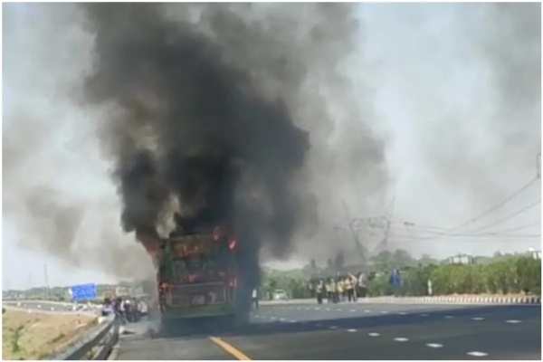 Sleeper bus going from Purnia to Delhi in Etawah crashes on Agra Lucknow Expressway
