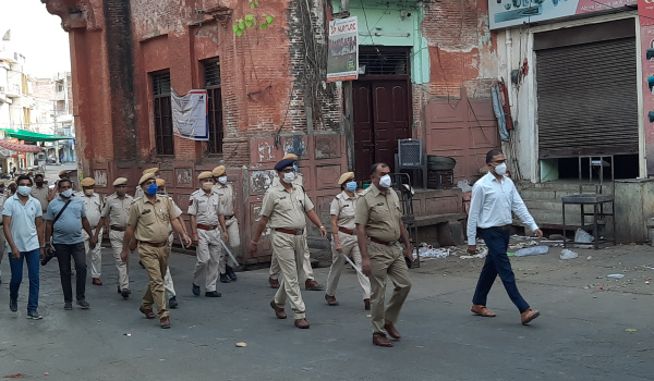 सिरोही में कर्फ्यू के दौरान रुट मार्च करते जिला कलेक्टर और पुलिस अधीक्षक।