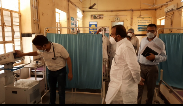 सिरोही जिला चिकित्सालय का निरिक्षण करते विधायक संयम लोढ़ा