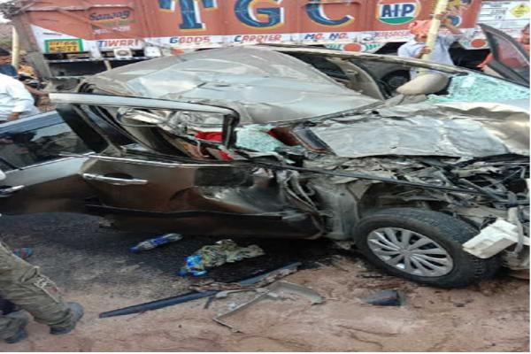 Three people of same family died in car and truck collision in Palamu
