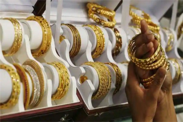 Gold falls and silver shines in MCX futures market