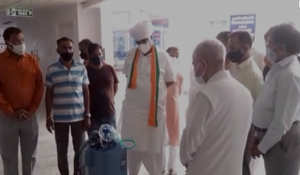 माउण्ट आबू में ऑसीजन कंसट्रेटर भेंट करने के दौरान मौजूद सांसद।