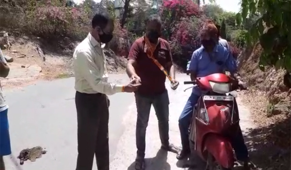 माउण्ट आबू में काढ़ा वितरण करते भाजपाई।