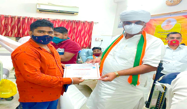 आबूरोड में रक्तदाता का अभिनन्दन करते सांसद देवजी पटेल