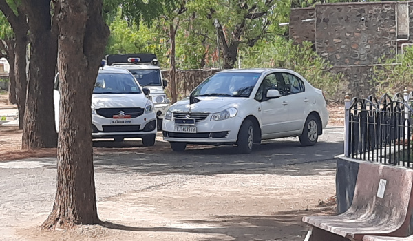 पुलिस तस्कर गठजोड़ की जांच के लिए सिरोही सर्किट हाउस में पहुँचे डीआईजी विजिलेंस और डीआईजी एसओजी।