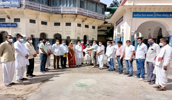 सिरोही में जिला कलेक्टर को राष्ट्रपति के नाम ज्ञापन सौंपते सिरोही विधायक संयम लोढ़ा