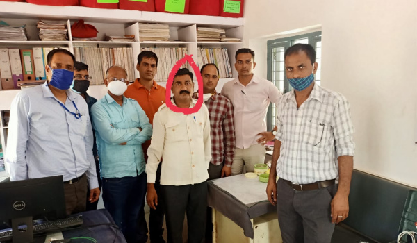 एसीबी उदयपुर के दल द्वारा रिश्वत लेते रंगे हाथों पकड़ा गया आबूरोड सदर थाने के हेड कॉन्स्टेबल मोतीलाल।