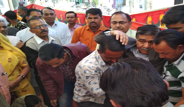 सिरोही नगर परिषद के सामने 8 जनवरी 2018 को धरने के दौरान वार्ता के दौरान स्ट्रोक आने से आयुक्त को चिकित्सालय ले जाते कांग्रेसी।