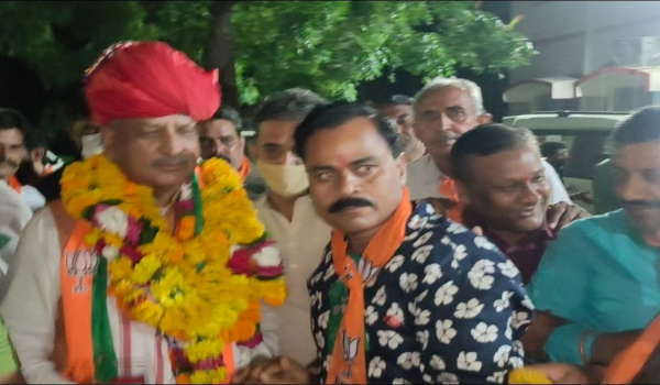 सिरोही में भाजपा नेता ओम माथुर का स्वागत करते भाजपाई
