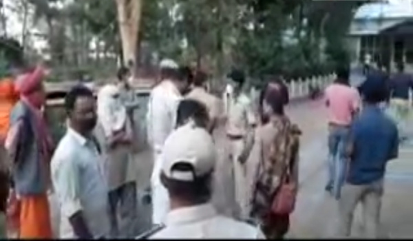 माउंट आबू के अग्नेशवर महादेव मंदिर में इस साल 25 मई को फिर से गिराए गए अवैध निर्माण और अतिक्रमण की कार्रवाई के बाद माउंट आबू डीएफओ के घर के बाहर एकत्रित हुए लोग।