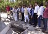 सिरोही विधायक संयम लोढ़ा मार्च 2019 में भाजपा के बोर्ड के दौरान तत्कालीन सभापति ताराराम माली के साथ कोतवाली के बाहर स्थित नाले की सफाई का निरीक्षण करते हुए। फाईल