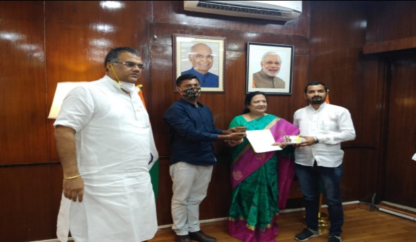 रेल राज्यमंत्री से मिलते सांसद देवजी पटेल और नितिन रावल व चिराग रावल।