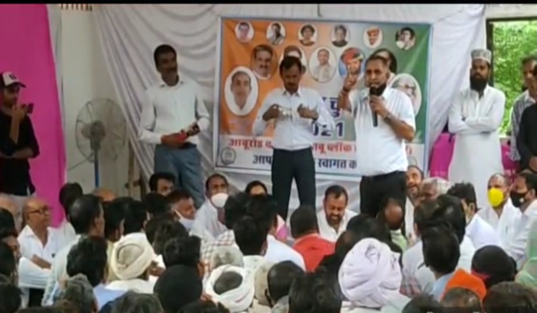 सिरोही में जिला परिषद औऱ पंचायत समिति चुनावो के लिए आबूरोड।में आयोजित कांग्रेस की बैठक को सम्बोधित करते पुखराज गहलोत।
