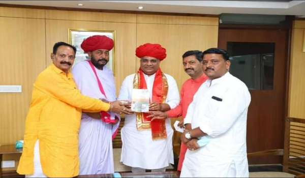 केंद्रीय मंत्री भूपेंद्र यादव को ज्ञापन सौंपते पूर्व विधायक ओटाराम देवासी, नारायण देवासी व अन्य।