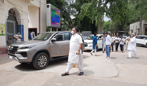 सिरोही के जिला निर्वाचन अधिकारी को सिंबल देने के लिये पंहुँचे सांसद देवजी पटेल।