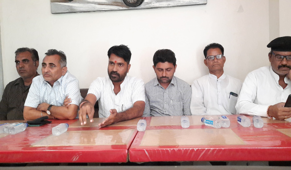 सिरोही में पत्रकार वार्ता को सम्बोधित करता काँग्रेस का असंतुष्ट धड़ा।