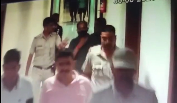 गुजरात मि डीसा की होटल में पकड़े गए आनंदपाल सिंह के सीसीटीवी फुटेज की क्लिप।