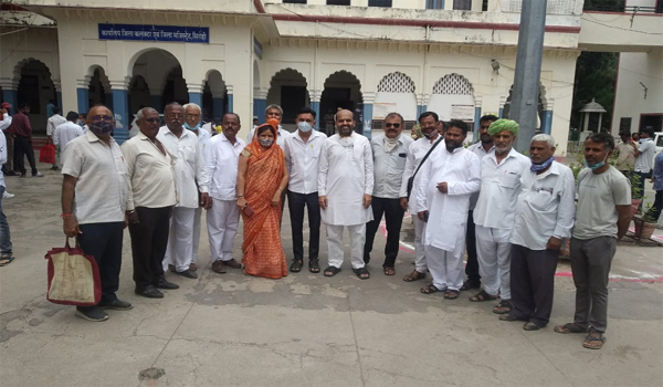 सिरोही में जिला परिषद चुनाव के लिए आवेदन करने पहुंचे जगदीश पुरोहित।