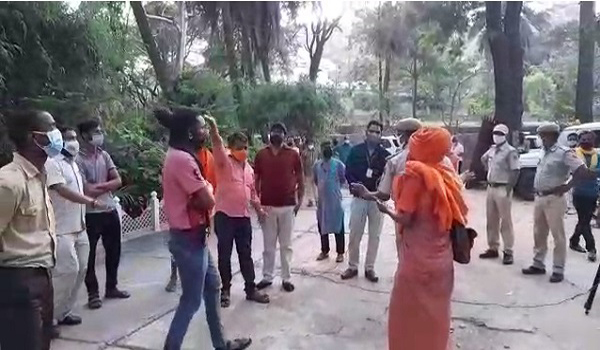 माउण्ट आबू में इसी वर्ष मई में माउण्ट आबू वन्यजीव अभयारण्य में बनाए गए अग्नेश्वर महादेव मंदिर से अतिक्रमण हटाने के बाद एकत्रित लोग।