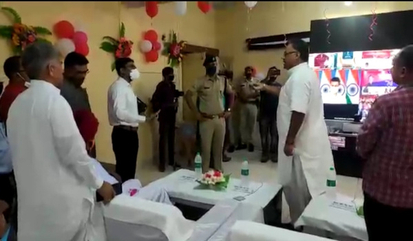 कार्यक्रम स्थल को लेकर जिला कलेक्टर से बहस करते सांसद देवजी पटेल।