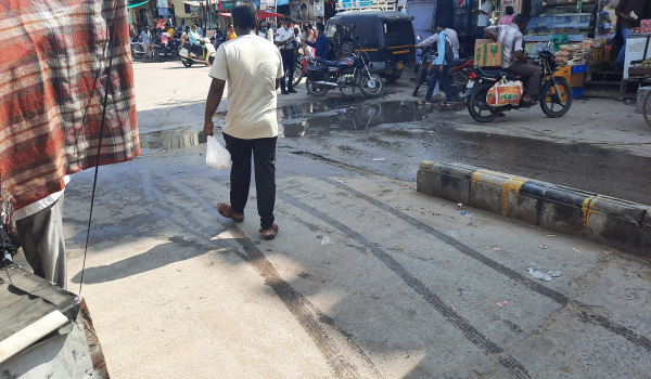गत 3 अक्टूबर को शहर के मुख्य सरजावाव दरवाजे पर नालियों ने सड़क पर बहता पानी।