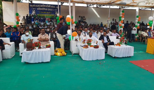 सिरोही में राज्य स्तरीय हॉकी प्रतियोगिता के उद्घाटन के दौरान मौजूद खेल मंत्री अशोक चांदना, विधायक संयम लोढ़ा, जिला कलेक्टर भगवती प्रसाद।