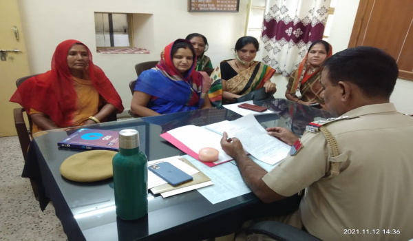 सिरोही में कंगना रनौत के खिलाफ एफआईआर देती महिला कांग्रेस की प्रतिनिधि।