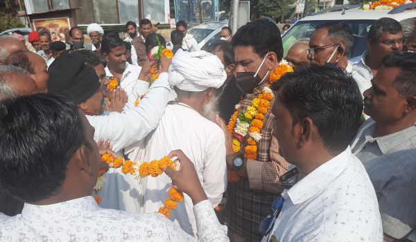 सिरोही में प्रभारी मंत्री महेंद्र चौधरी और संयम लोढ़ा का अभिनंदन करते कांग्रेस जन।