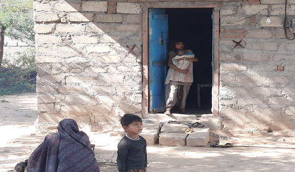 सिरोही में नगर परिषद द्वारा काटी गई सार्दुलपुरा स्कीम में पच्चीस दिन के बहन को गोद में लेकर अतिक्रमण दयनीय स्थिति में खड़ी बड़ी बहन।
