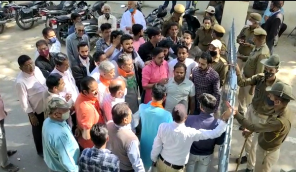 सिरोही में भाजपा प्रदेशाध्यक्ष सतीश पूनिया पर हुए हमले के खिलाफ प्रदर्शन करते सिरोही भाजपा के पदाधिकारी।