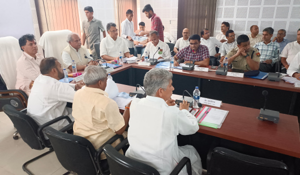 सिरोही में आशान्वित जिला योजना के केंद्रीय प्रभारी नरेंद्र सिंह तोमर के साथ चर्चा करते जिले के जनप्रतिनिधि और अधिकारी।