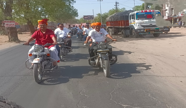 सिरोही स्थापना दिवस समारोह के बाइक शो के नेतृत्व करते सभापति और सिरोही उपखंड अधिकारी।
