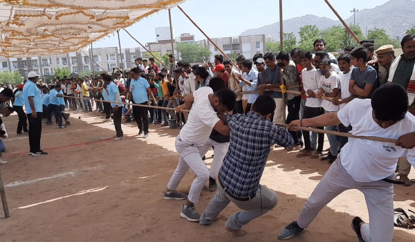 सिरोही स्थापना दिवस समारोह में रसाकशी में शिक्षा विभाग की टीम को खींचती कृषि विभाग की टीम।