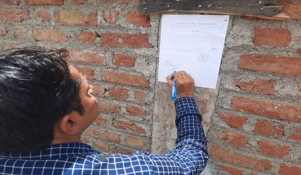 सिरोही में अनादरा मार्ग पर निर्माणाधीन भवन को सीजिंग करवाई करते एसआई।